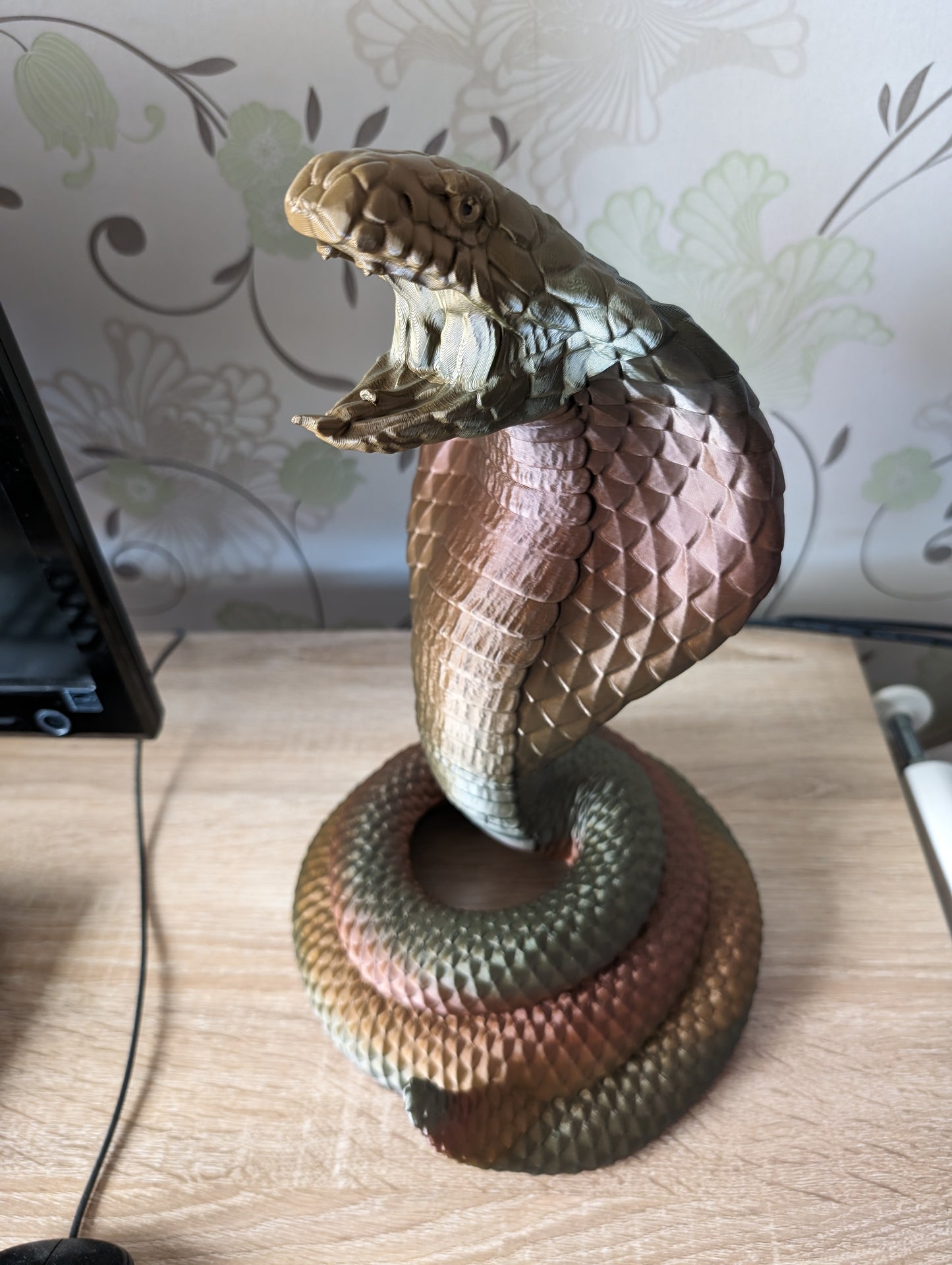 Cobra snake headphone holder from front angle