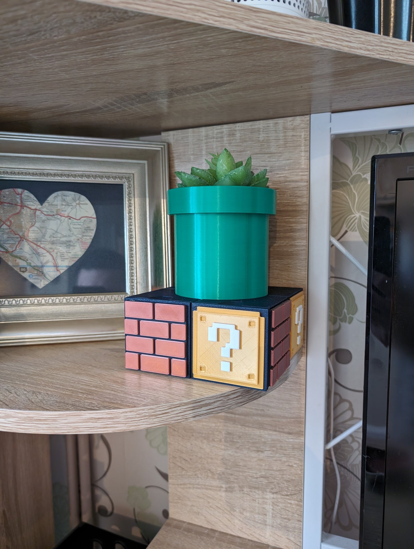 Mario desk organiser from a wide angle on the desk